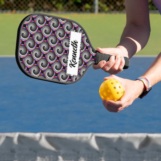 Double Yin Yang Spiral van Kenneth Yoncich Pickleball Paddle (Insitu)