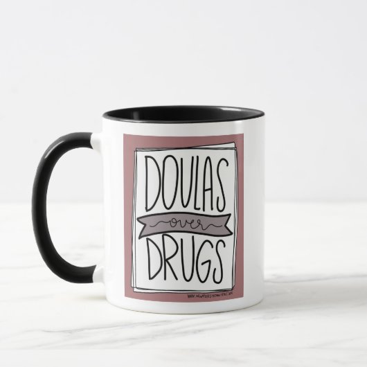 Doulas au-dessus de tasse de drogues (Gauche)