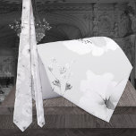 Dove Grey sur White Garden Peony Mariage Cravate<br><div class="desc">Un cravate mariage blanc avec un arrière - plan gris colombe clair avec des fleurs blanches de pivoines et des sprigs verts dans un cravate mariage haut-de-gamme tout blanc fleuri/vert.</div>