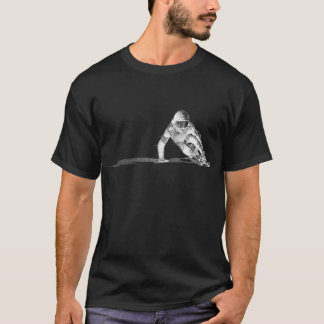 Downhiill dessinant le T-shirt foncé