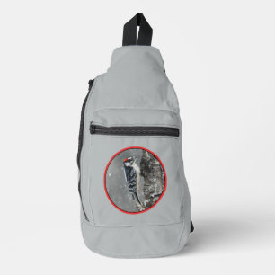 Downy Woodpecker in de winter originele foto Sling Bag