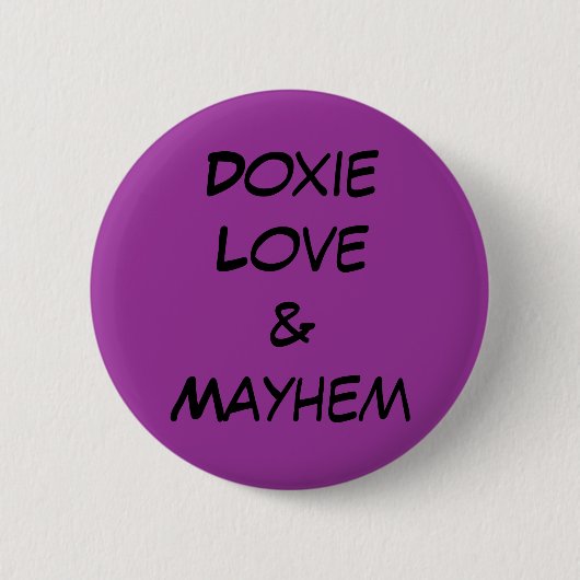 Doxie Love & Mayhem Ronde Button 5,7 Cm (Voorkant)
