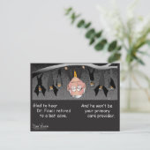 Dr. Fauci Retraité à une carte postale de la Grott (Debout devant)