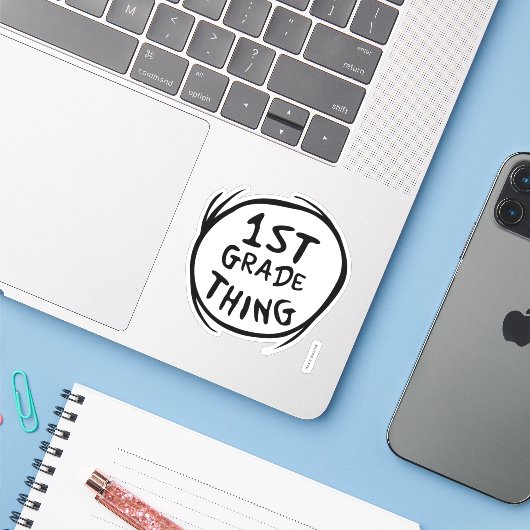 Dr. Seuss | Thing One Thing Two - 1e klas ding Sticker (Laptop met iPhone)
