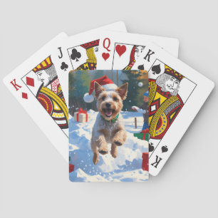 Draad Fox Terrier loopt door sneeuw met Kerstmuts Pokerkaarten