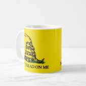 Draai me niet tegen de vlag van Gadsden Koffiemok (Voorkant links)