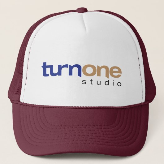 Draai One Studio Trucker Hat om Pet (Voorkant)