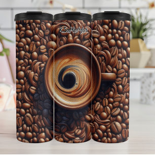 Draaiende koffie omgeven door bonen thermosbeker