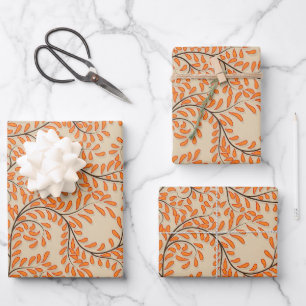 Draaiende oranje bladeren op beige achtergrond inpakpapier vel