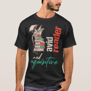 Draak op boeken met enthousiaste lezer en inquisit t-shirt