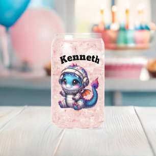 Dragon de bébé dans le casque explorant l'espace