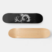 Dragon d'encre blanc sur skateboard noir (Horz)