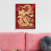 Dragon en or embouti sur impression de satin rouge (Insitu(Salon))
