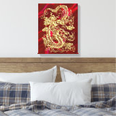 Dragon en or embouti sur impression de satin rouge (Insitu(Chambre))