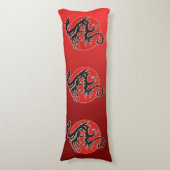 Dragon Sun Power - zwart rood wit + uw ideeën Lichaamskussen (Voorkant Verticaal)