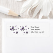 Dragonflies violettes et noires sur étiquette de a (En situation)