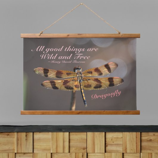 Dragonfly Alle Goede Dingen Zijn Wild En Gratis Ci Hangend Wandkleed