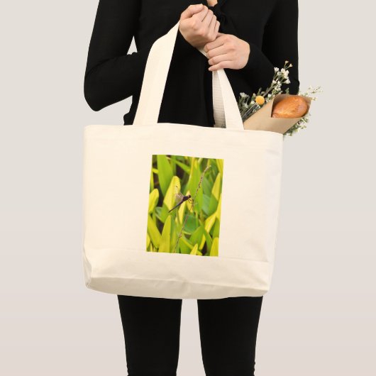 Dragonfly Blue en zwart op gras. Grote Tote Bag (Voorkant (product))