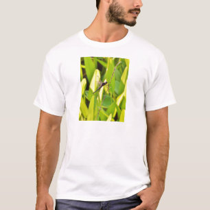 Dragonfly Blue en zwart op gras. T-shirt