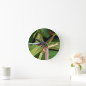 Dragonfly met witte bloemen ronde klok (Huis)