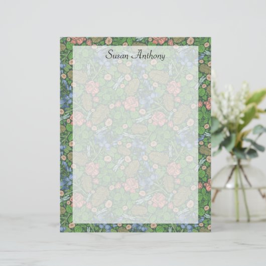 dragonfly vliegt in het Engels Tuinpapier (Staand voorkant)