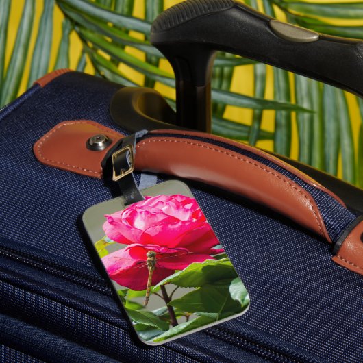 Dragonfly zit op de rode rozenbloem bagagelabel (Voorkant Insitu 1)