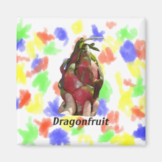 Dragonfruit in vingers gehouden met tekstfoto Pita Magneet