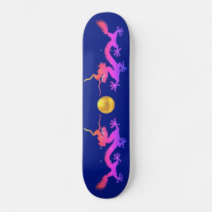Draken in roze, rode en blauwe tinten op blauw skateboard