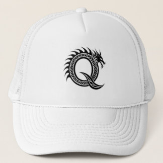 Drakenletter Q – Uniek drakalphabetontwerp Trucker Pet