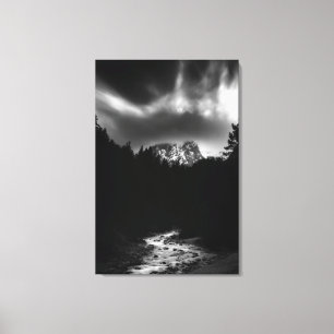 Dramatisch landschap van bergen en rivier canvas afdruk