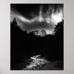Dramatisch landschap van bergen en rivier poster