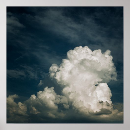 Dramatische Dark Blue Sky met Fluffy Clouds Poster (Voorkant)