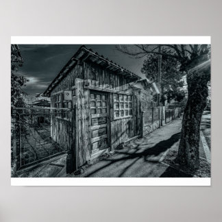 Dramatische monochrome houten schuur met dramatisc poster