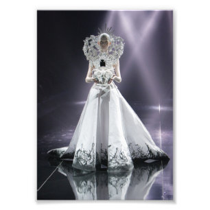 Dramatische witharige vrouw in futuristisch sprank foto afdruk