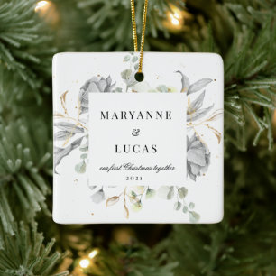 Dramatische zilveren bloemige monogram Eerste Kers Keramisch Ornament