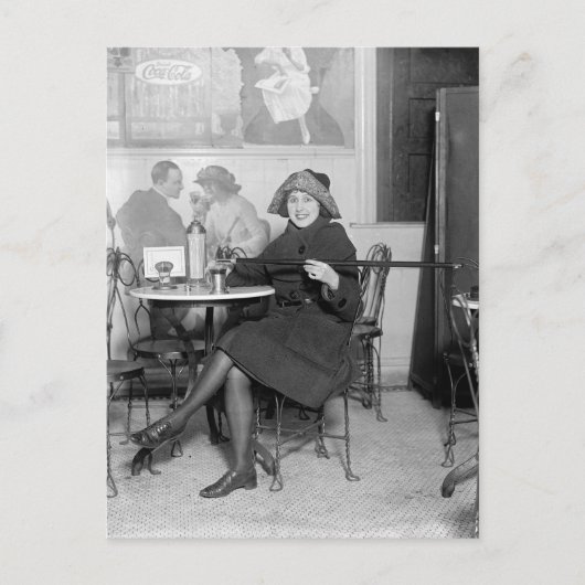 Drank inschenken uit een verborgen fles, 1922 briefkaart (Voorkant)
