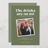 Drankjes Zijn Op Ons Grappige Huwelijkskaart Om Te Save The Date (Voorkant / Achterkant)