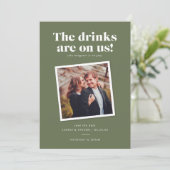 Drankjes Zijn Op Ons Grappige Trouwkaart Save the  Save The Date (Staand voorkant)