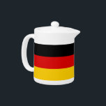 Drapeau allemand<br><div class="desc">Ajoutez une touche d'élégance allemande à votre tea time avec notre théière exclusive avec le drapeau de l'Allemagne! Réalisée avec soin dans le détail, cette théière est plus qu’un simple élément fonctionnel, c’est une célébration du patrimoine et de la fierté culturelle de l’Allemagne. L'élégant design affiche le drapeau allemand emblématique,...</div>