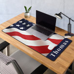 Drapeau américain moderne Personnalisé Patriotique<br><div class="desc">American Flag Desk Mat - Drapeau américain design moderne rouge blanc et bleu. Personnalisez avec des militaires, des policiers ou un nom d'ancien combattant . Ce tapis de bureau militaire personnalisé est parfait pour les branches militaires, les anciens combattants, les services de police et les agents de la force publique....</div>