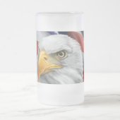 Drapeau américain patriotique Aigle en verre Mug (Centre)