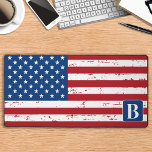 Drapeau américain Personnalisé Monogramme Militair<br><div class="desc">American Flag Desk Mat - Drapeau américain design moderne rouge blanc et bleu. Personnalisez avec des militaires, des policiers ou un nom d'ancien combattant . Ce tapis de bureau militaire personnalisé est parfait pour les branches militaires, les anciens combattants, les services de police et les agents de la force publique....</div>