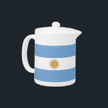Drapeau argentin<br><div class="desc">Ajoutez une touche de charme argentin à votre tea time avec notre théière exclusive avec le drapeau de l'Argentine ! Réalisée avec une attention minutieuse aux détails, cette théière est plus qu'un simple élément de cuisine fonctionnel ; c'est une célébration du patrimoine argentin et de la fierté nationale. Le design...</div>