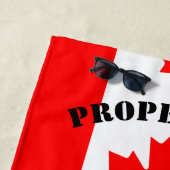 Drapeau canadien serviette de plage personnalisée (En situation)