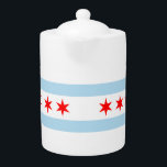 Drapeau de Chicago, Illinois<br><div class="desc">Teapot avec drapeau de la ville de Chicago (plus grande ville de l'Illinois),  drapeau rayé blanc et bleu clair avec quatre étoiles rouges</div>