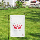 Drapeau De Jardin Carte de Poker King & Queen of Hearts Casino<br><div class="desc">roi cool et reine des coeurs jouant carte mariage jardin drapeau. Personnalisez-le avec les détails de votre événement. Idéal pour un poker ou une fête thématique à Las Vegas.</div>