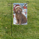 Drapeau De Jardin Cockapoo Winter Wonderland Christmas Joy<br><div class="desc">Ce design festif reflète l'esprit joyeux de la période des fêtes, avec un adorable petit portant un chapeau de Père Noël. Le chien est niché dans un pays des merveilles hivernales, avec un bonhomme de neige, un sapin de Noël décoré et des cadeaux joliment emballés. Les flocons de neige tombent...</div>