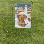 Drapeau De Jardin Dachshund Winter Wonderland Christmas Joy<br><div class="desc">Ce design festif reflète l'esprit joyeux de la période des fêtes, avec un adorable petit portant un chapeau de Père Noël. Le chien est niché dans un pays des merveilles hivernales, avec un bonhomme de neige, un sapin de Noël décoré et des cadeaux joliment emballés. Les flocons de neige tombent...</div>