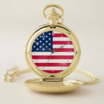Drapeau de la montre de poche des États-Unis d'Amé<br><div class="desc">USA - Etats-Unis d'Amérique - Drapeau - Patriotique - Jour de l'Indépendance - 4 juillet - Personnalisable - Choisissez / Ajoutez votre texte unique / Couleur - Faites votre cadeau spécial - Redimensionnez et déplacez ou supprimez et ajoutez des éléments / image avec outil de personnalisation. Vous pouvez également transférer...</div>
