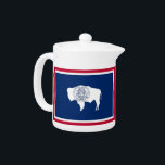 Drapeau de l'État du Wyoming<br><div class="desc">Ajoutez une touche de fierté Wyoming à votre heure du thé avec notre théière exclusive avec le drapeau du Wyoming! Réalisée avec soin dans le détail, cette théière est plus qu’un simple élément fonctionnel, c’est une célébration du patrimoine et de la fierté culturelle du Wyoming. Le design élégant affiche en...</div>
